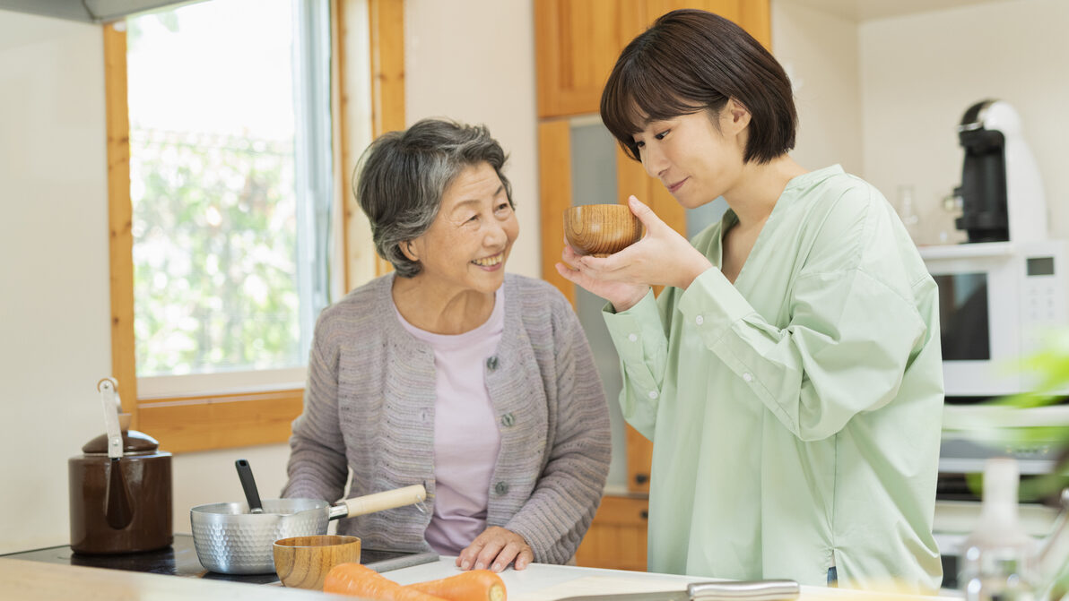 次世代の子育てを手伝ったり、おばあちゃんとして知識を伝えることで、大切な役割を担っている