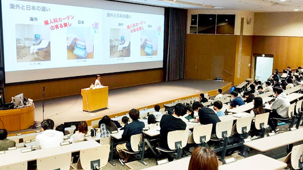 「婦人科漫談セミナー」：全国の大学、高校、企業などで女性の健康の啓発活動として講演会を実施v