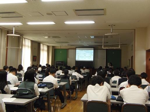 母校での性教育の授業風景